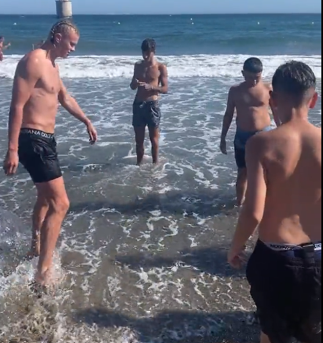 Haaland join in their kickabout on the beach in Marbella - Bóng Đá
