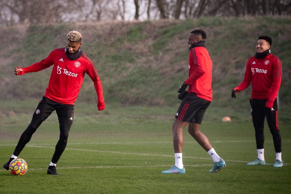 Arsenal fans HANG EFFIGY and call on Stan Kroenke to quit as thousands protest outside Emirates as police intervene - Bóng Đá