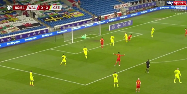 Shock as Man United star Dan James pops up with towering header for Wales after lovely Gareth Bale assist - Bóng Đá