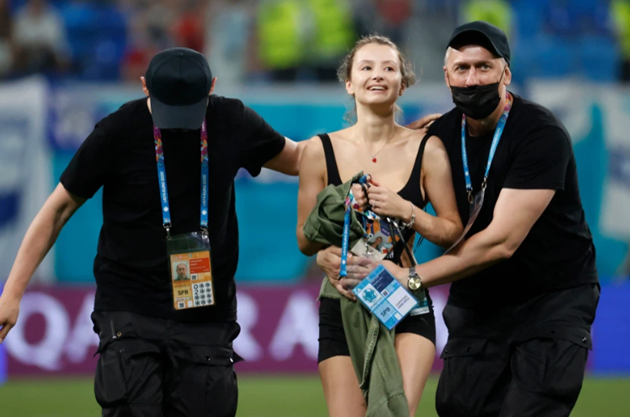 Euro 2020 pitch invader advertises cryptocurrency in skimpy outfit during Belgium’s clash with Finland - Bóng Đá