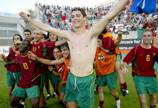 Simeone chạy một mạch vào đường hầm, CĐV Man Utd vẫn không tha - Bóng Đá