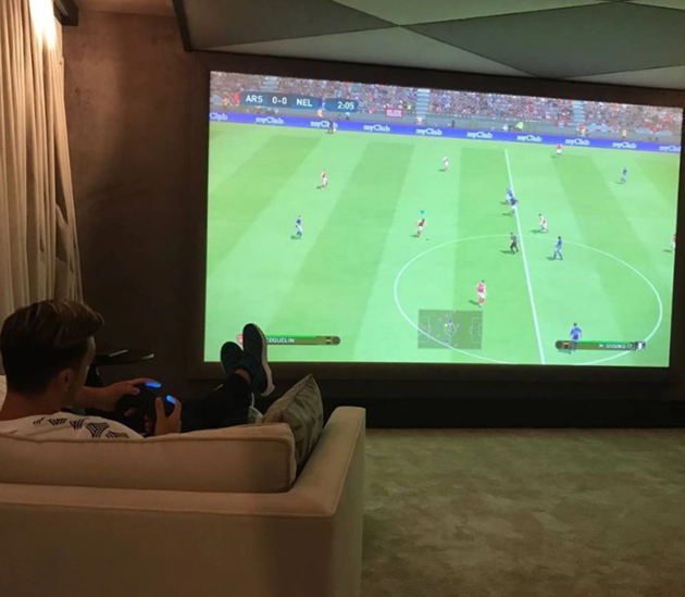 Inside Arsenal star Mesut Ozil’s millionaire London lifestyle, featuring his £10m home and favourite Turkish restaurant - Bóng Đá