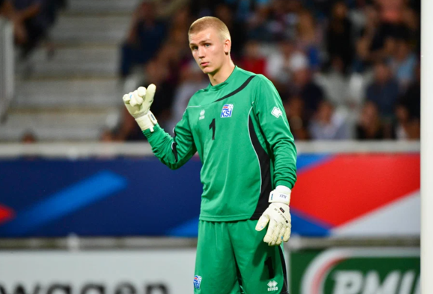 rsenal new signing Alex Runarsson became keeper because of burst appendix, has glamorous Wag and donates to Common Goal - Bóng Đá