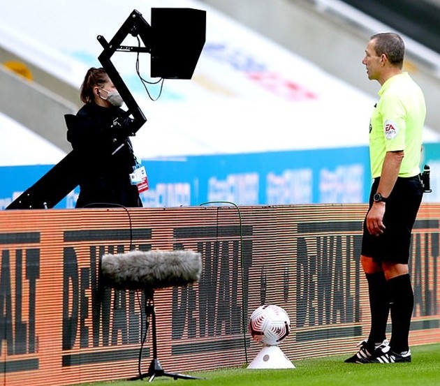 Nicolas Pepe and Wilfried Zaha will go head-to-head for the first time since their summer transfer sagas on Sunday. - Bóng Đá