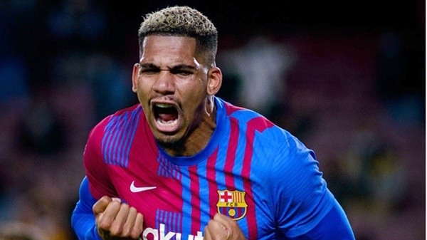 Fan Arsenal ném đá Ceballos + Chambers - Bóng Đá