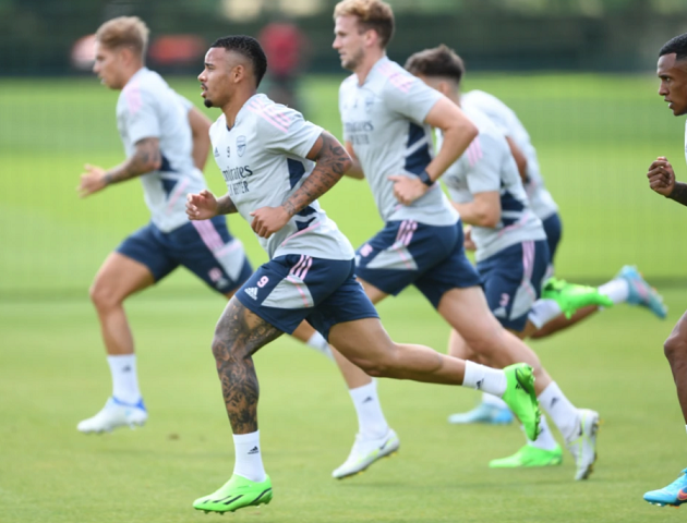 Đến sân tập, Jesus lập tức kết thân với 