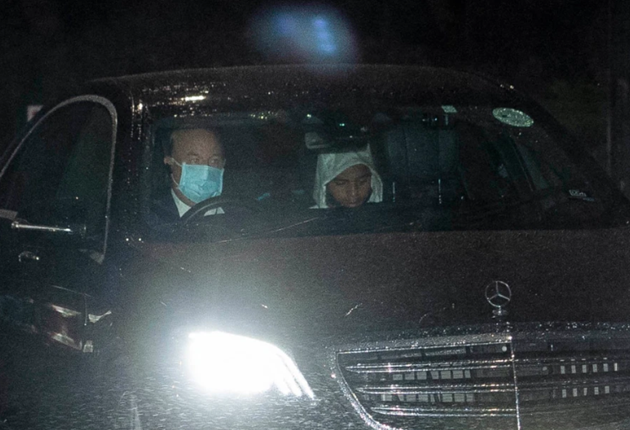 Shamed England star Phil Foden snapped showing his bum to girls he and Mason Greenwood smuggled into team hotel - Bóng Đá