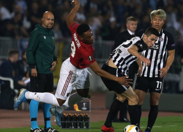 Neymar celebrating his goal after being booed by a section of PSG supporters - Bóng Đá