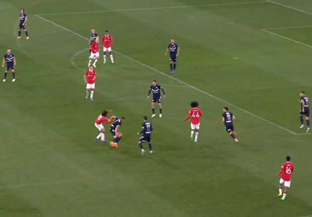 Zidane của M.U xoay compa ảo diệu, khiến hàng thủ Melbourne choáng váng - Bóng Đá