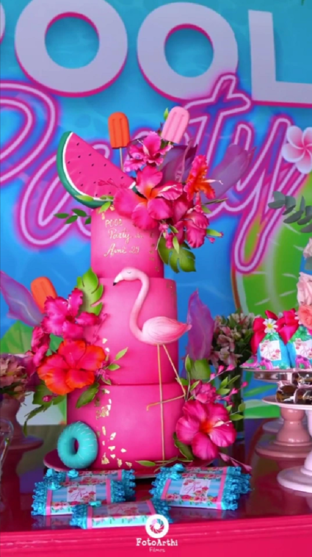 Vợ Coutinho diện bikini, quẩy cực nhiệt ở tiệc bể bơi - Bóng Đá