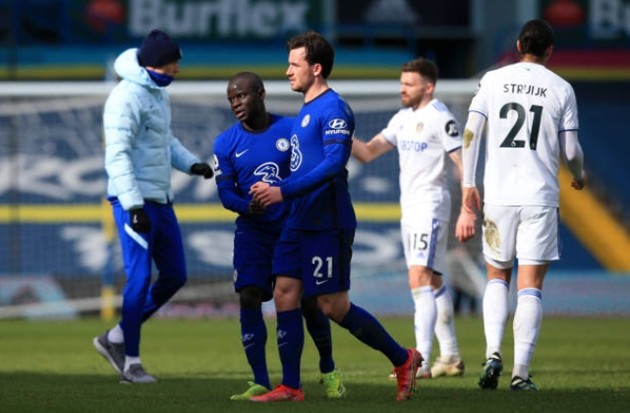 Chalobah kéo áo lộ liễu trong vòng cấm - Bóng Đá