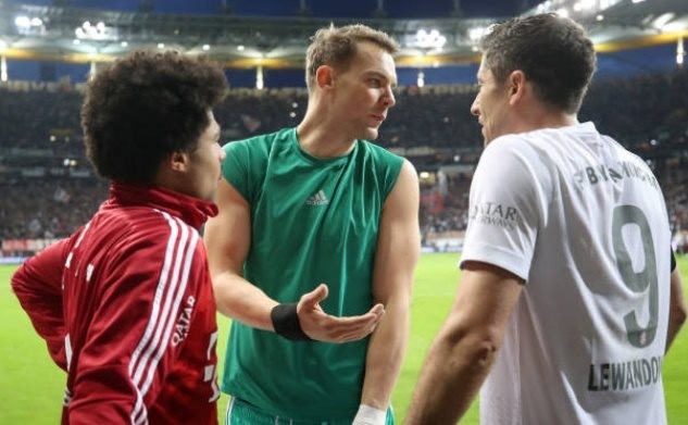 Thủng lưới 5 bàn, Neuer bị Lewandowski phản ứng không tưởng trên sân - Bóng Đá