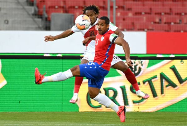 Ảnh sau trận Chile vs Peru - Bóng Đá