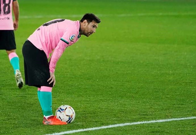 Lionel Messi boots ball towards referee during Alaves vs Barcelona - Bóng Đá