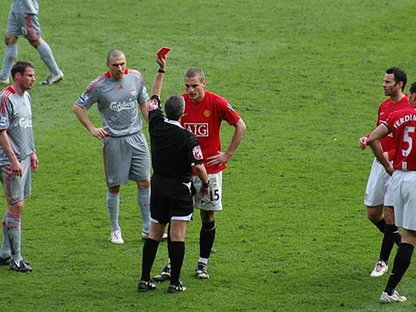 Top 10 cầu thủ nhận thẻ đỏ nhiều nhất lịch sử Man Utd: 