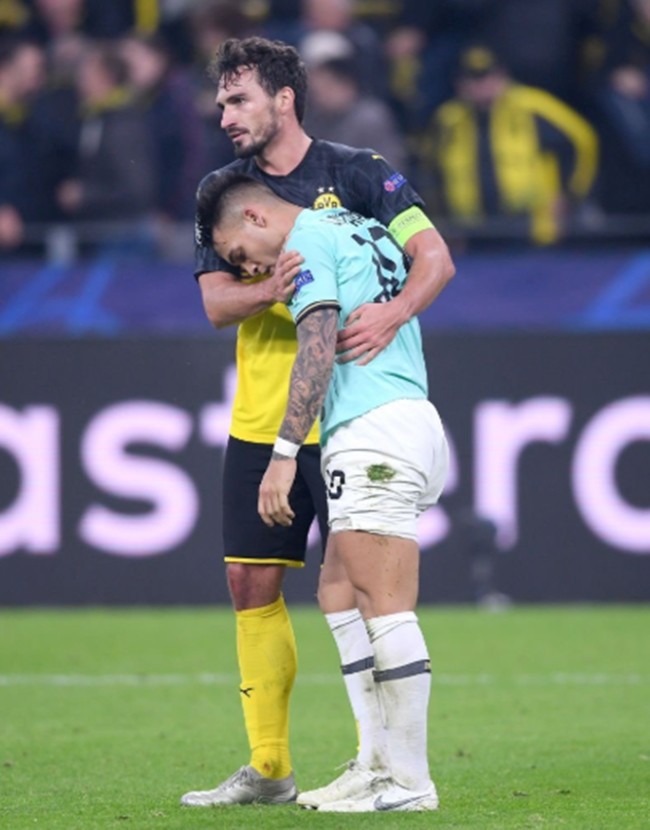 Hummels làm 1 điều khi Dortmund thắng, thể hiện đúng chất 