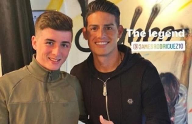 James Rodriguez spotted in London at David Luiz and Willian's restaurant as he touches down in England ahead of finalising deal to join Everton - Bóng Đá