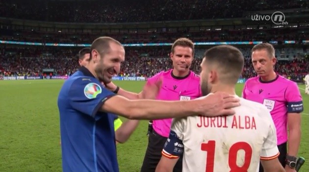 Biểu cảm hài hước của Chiellini với Alba trước loạt penalty - Bóng Đá