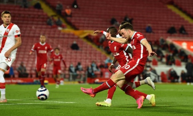 Thiago khai hỏa phút chót, Liverpool 