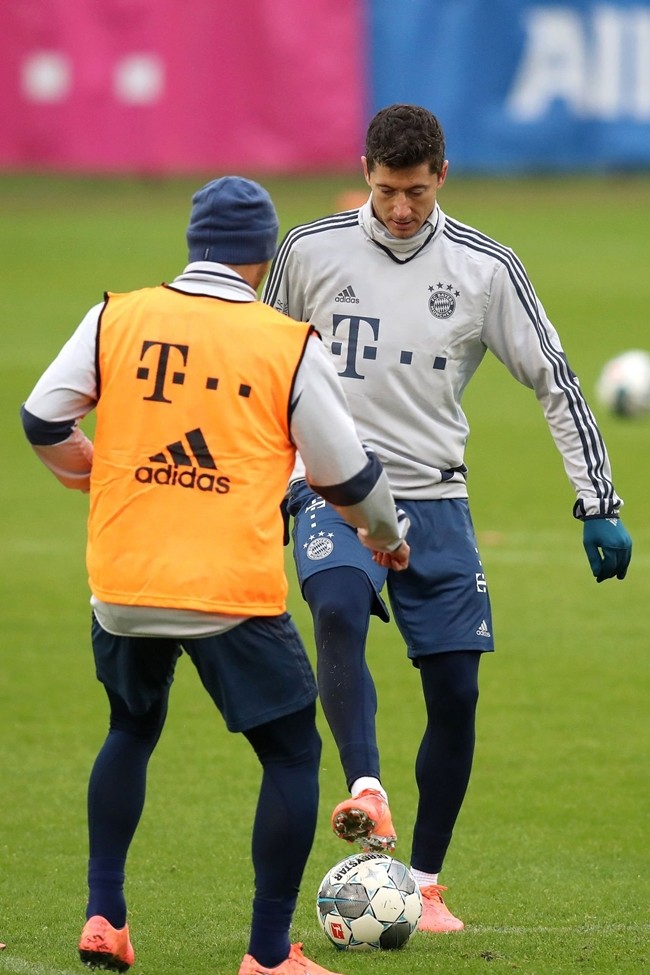 Thủ quân Neuer bay nhảy điên cuồng như 