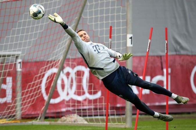 Thủ quân Neuer bay nhảy điên cuồng như 