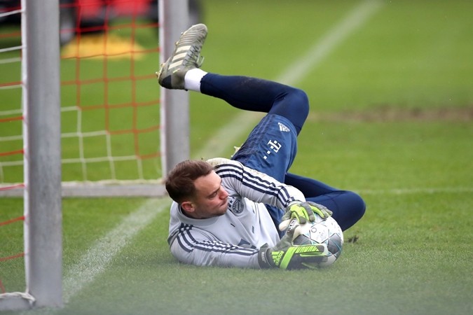 Thủ quân Neuer bay nhảy điên cuồng như 