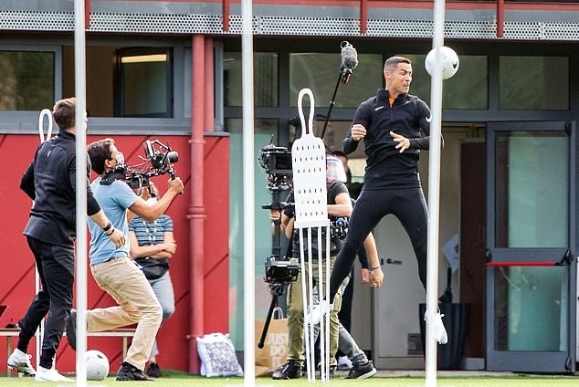 Ái nữ ngực khủng chứng khiến 2 Ronaldo cùng xuất hiện ở Juve - Bóng Đá