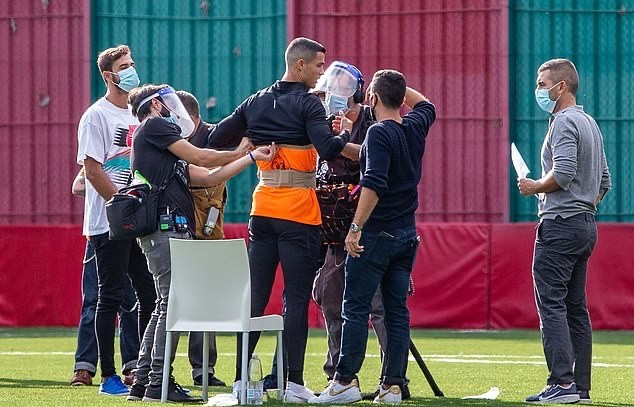 Ái nữ ngực khủng chứng khiến 2 Ronaldo cùng xuất hiện ở Juve - Bóng Đá
