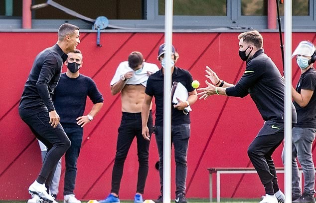Ái nữ ngực khủng chứng khiến 2 Ronaldo cùng xuất hiện ở Juve - Bóng Đá