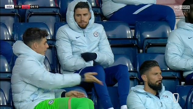 Chelsea fans claim axed Spanish goalkeeper was criticising Willy Caballero for his role in first-half horror show at West Brom - Bóng Đá