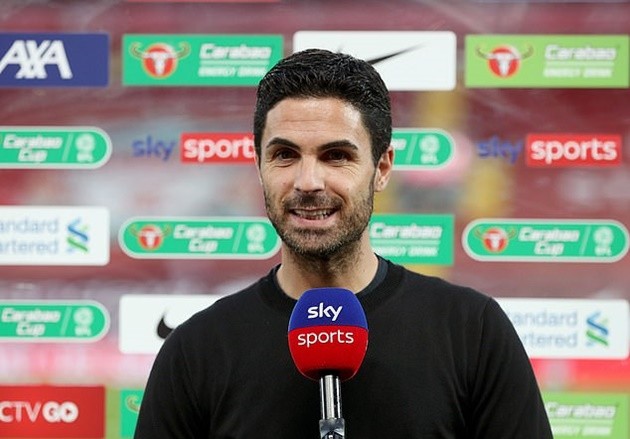 Arsenal fans go wild for Ainsley Maitland-Niles' coolly-taken penalty as he laughs after beating Liverpool's Adrian - Bóng Đá