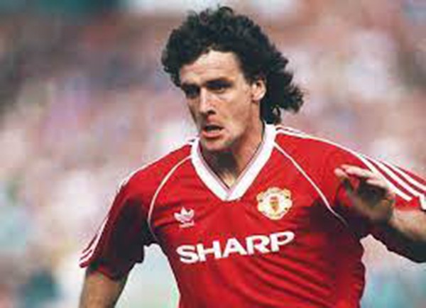 Top 10 cầu thủ nhận thẻ đỏ nhiều nhất lịch sử Man Utd: 