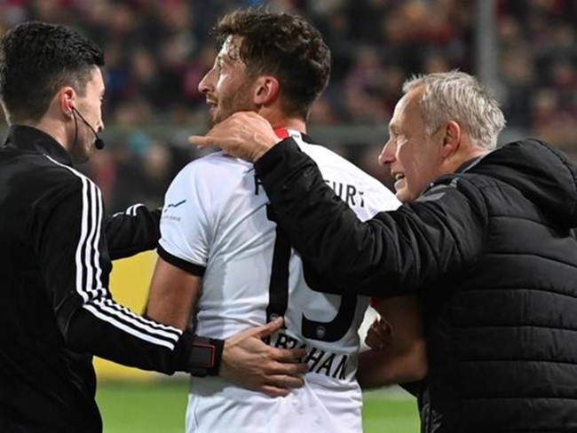 SỐC! Bundesliga dậy sống, cầu thủ đẩy ngã HLV, nhận thẻ đỏ rời sân - Bóng Đá