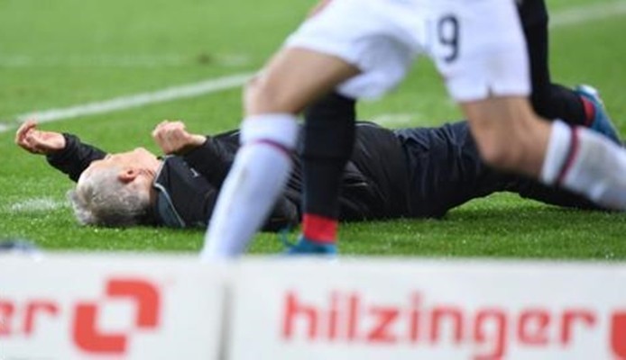 SỐC! Bundesliga dậy sống, cầu thủ đẩy ngã HLV, nhận thẻ đỏ rời sân - Bóng Đá