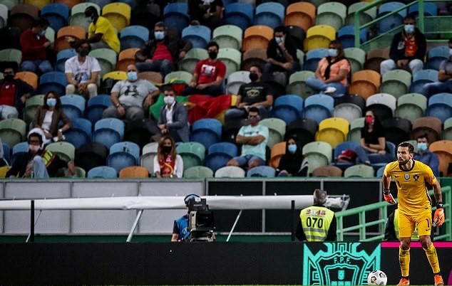 Ronaldo sung sức như tuổi đôi mươi, Bồ Đào Nha cay đắng vì 