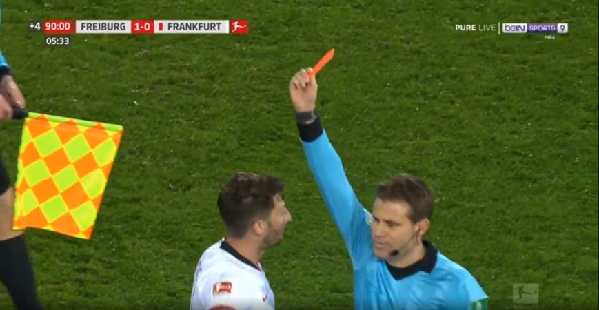 SỐC! Bundesliga dậy sống, cầu thủ đẩy ngã HLV, nhận thẻ đỏ rời sân - Bóng Đá