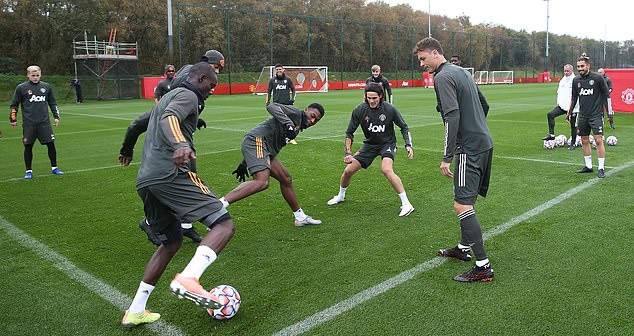 Chùm ảnh Cavani tập luyện buổi đầu ở Man Utd - Bóng Đá