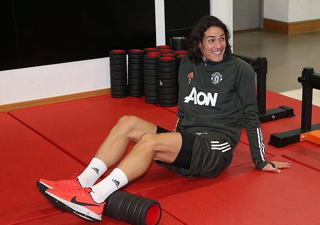 Chùm ảnh Cavani tập luyện buổi đầu ở Man Utd - Bóng Đá