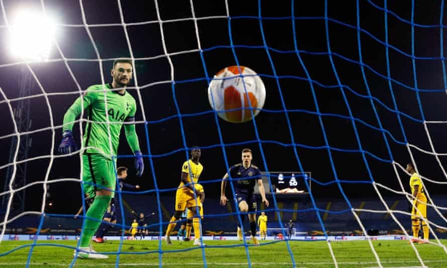 Thua trận, thủ quân Tottenham chán nản: 