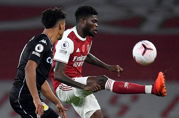 Arsenal suffer injury blow as £45m new boy Thomas Partey is withdrawn at half-time of Aston Villa game with possible thigh problem - Bóng Đá