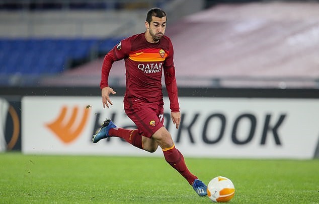 Mkhitaryan bị đấm - Bóng Đá