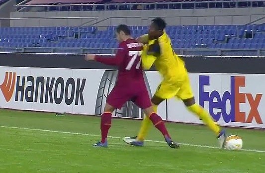 Mkhitaryan bị đấm - Bóng Đá