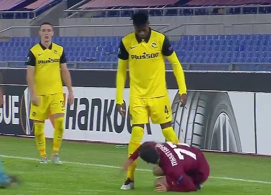 Mkhitaryan bị đấm - Bóng Đá