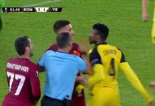 Mkhitaryan bị đấm - Bóng Đá