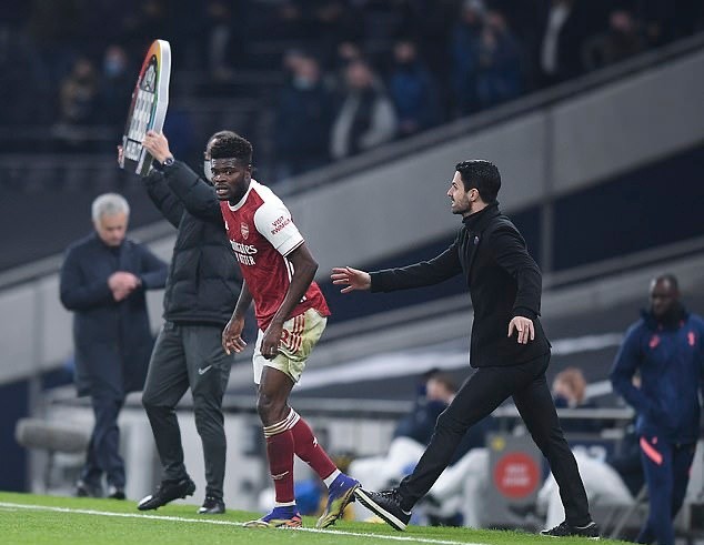 CHOÁNG! Thomas Partey chấn thương rời sân, Arteta lập tức đẩy trở lại - Bóng Đá