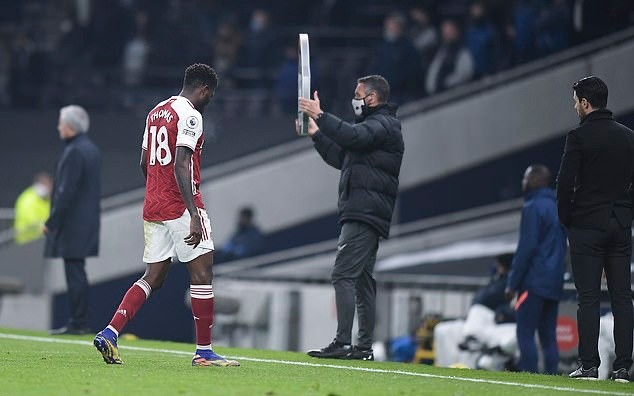 CHOÁNG! Thomas Partey chấn thương rời sân, Arteta lập tức đẩy trở lại - Bóng Đá
