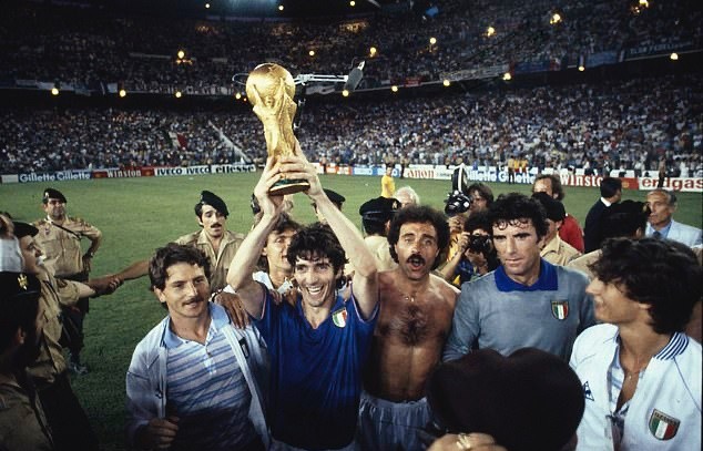 Hàng nghìn người bật khóc tham dự đám tang huyền thoại Paolo Rossi  - Bóng Đá