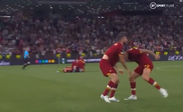 CHOÁNG! Hậu vệ Roma nổi cọc đấm đồng đội sau khi vô địch Conference League  - Bóng Đá