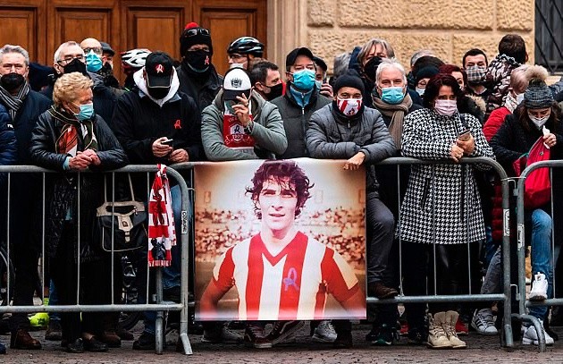 Hàng nghìn người bật khóc tham dự đám tang huyền thoại Paolo Rossi  - Bóng Đá