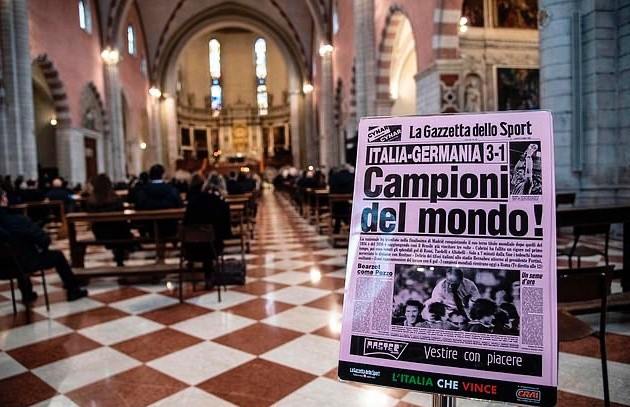 Hàng nghìn người bật khóc tham dự đám tang huyền thoại Paolo Rossi  - Bóng Đá